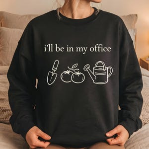 Estaré en mi oficina SVG PNG / Diseño de camiseta con cita de jardinería / Regalo para amantes de la jardinería / Camiseta para mamá de plantas / Archivo de corte POD Cricut
