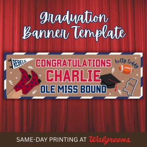 Può includere: Un modello di banner di laurea con sfondo marrone e bordo a righe blu e bianche. Il banner recita "Congratulazioni Charlie Ole Miss Bound" con un tocco, un pallone da football e lo stato del Mississippi.