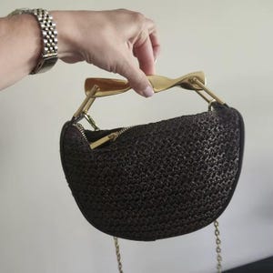 Puede incluir: Juego de tres botes de cerámica con tapas, con un diseño geométrico en tonos azules, blancos y grises. Diferentes tamaños para almacenamiento en la cocina.