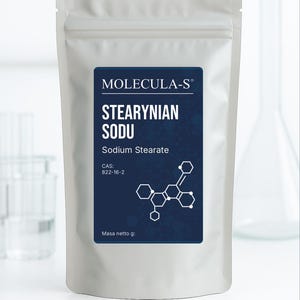 Può includere: Un sacchetto bianco con un'etichetta blu scuro che mostra "MOLECULA-S", "STEARINIAN SODU" e "Sodium Stearate". È presente anche un diagramma della struttura chimica.