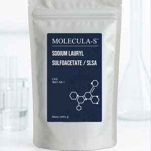Puede incluir: Una bolsa blanca con una etiqueta azul oscuro que presenta el texto "MOLECULA-S", "SODIUM LAURYL SULFOACETATE / SLSA" y un diagrama de estructura química. La bolsa también incluye el número CAS 1847-58-1.