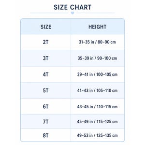 Op de afbeelding: Maattabel voor kinderkleding met een lichtblauwe achtergrond. De tabel toont maten van 2T tot 8T, met bijbehorende hoogtes in inches en centimeters. De tekst "SIZE CHART" staat bovenaan.