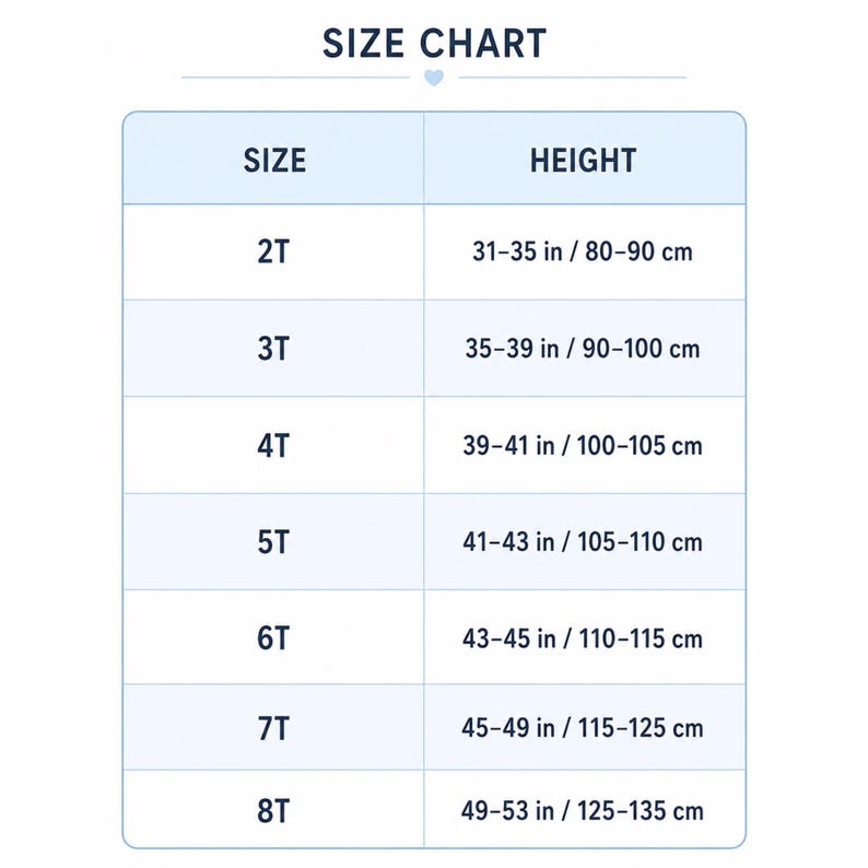 Op de afbeelding: Maattabel voor kinderkleding met een lichtblauwe achtergrond. De tabel toont maten van 2T tot 8T, met bijbehorende hoogtes in inches en centimeters. De tekst "SIZE CHART" staat bovenaan.