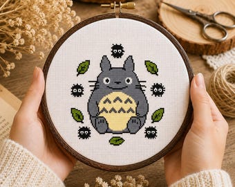 Patrón de punto de cruz de Totoro – Diseño de bordado de espíritu del bosque de anime (descarga digital)
