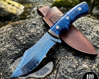 Coltello da caccia artigianale in acciaio di Damasco – Coltello a lama fissa personalizzato con manico in resina – Coltello da bushcraft per attività all'aperto – Coltello da campeggio – Regalo per lui