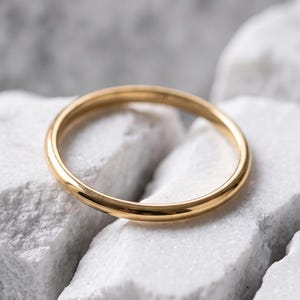 Anillo apilable de oro macizo de 14K/18K • Anillo clásico redondo minimalista de 2 mm de ajuste cómodo