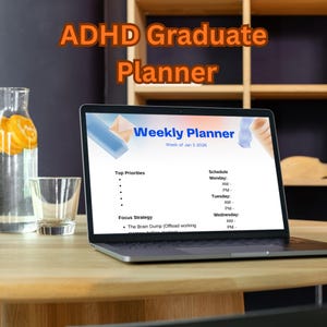 Könnte beinhalten: Ein Laptop mit einem Wochenplaner-Template mit dem Text "ADHD Graduate Planner". Der Bildschirm zeigt einen Zeitplan mit Abschnitten für Top-Prioritäten und Fokusstrategien. Ein Glas Wasser und eine Flasche mit Orangenscheiben stehen auf dem Tisch.