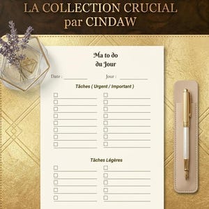 Peut inclure: Un stylo doré dans un étui beige est posé à côté d'une liste de tâches sur un tapis de bureau doré. La liste est intitulée "Ma to do du Jour" et comporte des sections pour les tâches urgentes et légères. Le texte en haut de l'image indique "LA COLLECTION CRUCIAL par CINDAW."