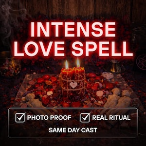 Peut inclure: Deux bougies piliers rouges liées avec de la ficelle et un petit cœur, entourées de pierres décoratives rouges et de deux petites figurines humaines. Le texte indique INTENSE LOVE SPELL, PHOTO PROOF, REAL RITUAL et SAME DAY CAST.
