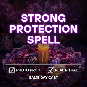 Puede incluir: Una vela amarilla con textura de panal se encuentra en un cuenco de cristal lleno de pétalos de flores secas y piedras, incluyendo una con un pentagrama. El texto dice STRONG PROTECTION SPELL, PHOTO PROOF, REAL RITUAL y SAME DAY CAST.