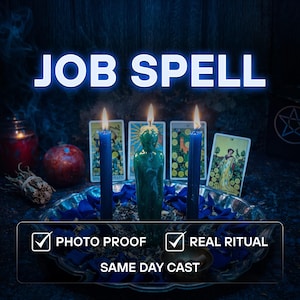 Könnte beinhalten: Ein Ritual-Set mit einer grünen, menschenförmigen Kerze, zwei blauen Stabkerzen auf einem silbernen Tablett mit blauen Blütenblättern und vier Tarotkarten. Text: JOB SPELL, PHOTO PROOF, REAL RITUAL, SAME DAY CAST.