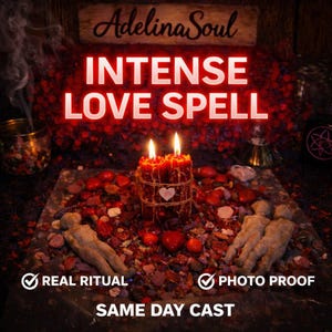Könnte beinhalten: Eine brennende rote Kerze mit einem Herz, umgeben von roten Blütenblättern und kleinen Figuren. Der Text "INTENSE LOVE SPELL" ist zu sehen, mit zusätzlichem Text, der ein echtes Ritual und einen Fotobeweis anzeigt.