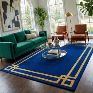 Peut inclure: Un salon lumineux avec un tapis bleu profond bordé d'or géométrique. On y trouve un canapé en velours vert, deux fauteuils en cuir marron et une table basse en verre. De grandes fenêtres et un lampadaire doré complètent l'ensemble.