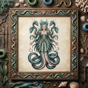 Puede incluir: Ilustración enmarcada de una criatura marina mítica con múltiples cabezas de serpiente y un cuerpo inferior serpentino. El marco es ornamentado, con motivos de dragones y criaturas marinas. La paleta de colores incluye turquesa, verde y rosa.