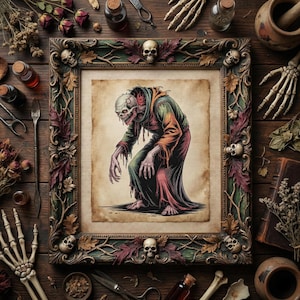 Könnte beinhalten: Gerahmte Illustration einer zombieartigen Figur in einem grünen, orangefarbenen und roten Gewand. Der Rahmen ist mit Totenköpfen und Blättern verziert. Das Bild ist von Apothekenartikeln umgeben, darunter Flaschen, Trockenblumen und eine Skeletthand, auf einer Holzoberfläche.
