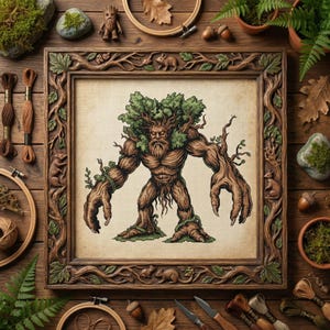 以下が含まれることがあります： 葉の生い茂った頭と木の体を持つ、木のような姿の人物の額入りクロスステッチ。 フレームは葉や森の生き物で精巧に彫刻されています。 刺繍用品と自然要素が画像を囲んでいます。