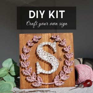Buchstabe String Art Kit, personalisierte Anfangs-DIY Kit, individuelles Wohndekor aus Holz, elegante Wandkunst