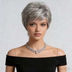 Anpassung ， Silbergraue strukturierte Pixie-Perücke - Kurzes geschichtetes Haar für Frauen, hitzebeständige synthetische Perücke, Alltagskleidung und Geschenk Bild 4
