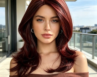 Peluca sintética en capas color rojo burdeos, personalizable, resistente al calor, con raya al medio natural.