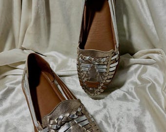Huaraches de cuero dorado metalizado tejidos a mano – Bailarinas bohemias tejidas, zapatos sin cordones de verano