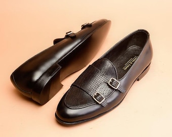 Mocasines perforados de doble hebilla: Zapatos sin cordones de piel de becerro hechos a mano.