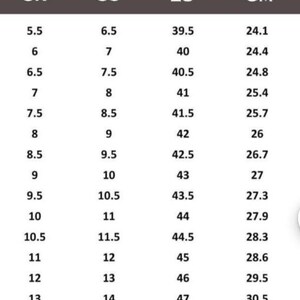 Pu&ograve; includere: Tabella di conversione delle taglie di scarpe da uomo, che mostra le taglie UK, US, EU e CM. La tabella include taglie dalla UK 5.5 (US 6.5, EU 39.5, 24.1 cm) alla UK 14 (US 15, EU 48, 31.1 cm).
