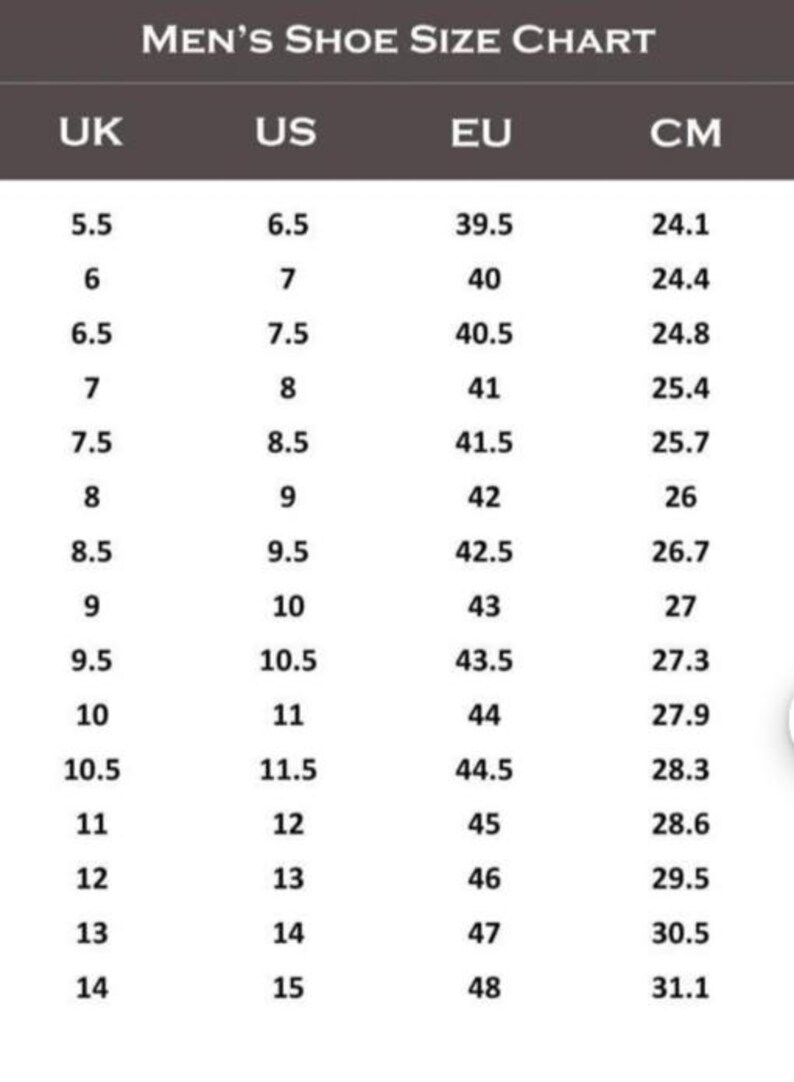 Pu&ograve; includere: Tabella di conversione delle taglie di scarpe da uomo, che mostra le taglie UK, US, EU e CM. La tabella include taglie dalla UK 5.5 (US 6.5, EU 39.5, 24.1 cm) alla UK 14 (US 15, EU 48, 31.1 cm).
