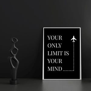 Könnte beinhalten: Schwarz-weiß gerahmter Druck mit dem Text "YOUR ONLY LIMIT IS YOUR MIND" und einer weißen Flugzeuggrafik. Links steht eine schwarze abstrakte Skulptur. Der Hintergrund ist dunkelgrau.