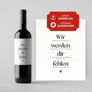Könnte beinhalten: Eine schwarze Weinflasche mit einem weißen Etikett mit deutschem Text. Das Etikett lautet "Wir werden dir fehlen" in einer einfachen Schriftart. Ein rotes Schild mit deutschem Text befindet sich rechts.