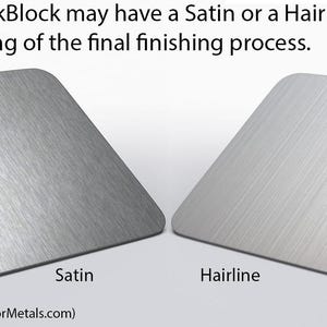 Puede incluir: Dos placas met&aacute;licas cuadradas con esquinas redondeadas, una con acabado satinado y otra con acabado de l&iacute;nea fina. El texto superior dice: "Your RockBlock may have a Satin or a Hairline Finish, depending of the final finishing process."