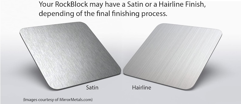 Puede incluir: Dos placas met&aacute;licas cuadradas con esquinas redondeadas, una con acabado satinado y otra con acabado de l&iacute;nea fina. El texto superior dice: "Your RockBlock may have a Satin or a Hairline Finish, depending of the final finishing process."