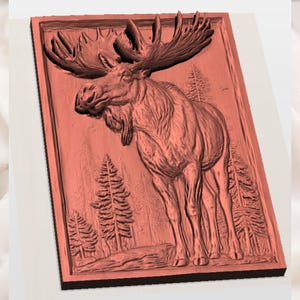 Puede incluir: Un detallado relieve de un alce en un entorno forestal. El alce, con grandes astas, se alza prominentemente sobre un fondo de pinos estilizados. La obra de arte est&aacute; representada en un c&aacute;lido tono marr&oacute;n rojizo, creando una est&eacute;tica r&uacute;stica y natural.