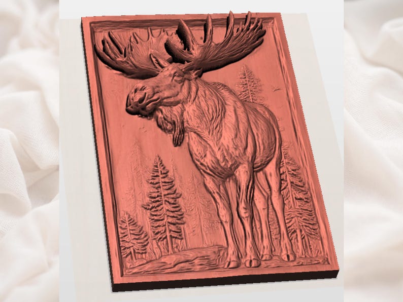 Puede incluir: Un detallado relieve de un alce en un entorno forestal. El alce, con grandes astas, se alza prominentemente sobre un fondo de pinos estilizados. La obra de arte est&aacute; representada en un c&aacute;lido tono marr&oacute;n rojizo, creando una est&eacute;tica r&uacute;stica y natural.
