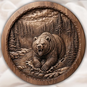 Peut inclure: Une œuvre d'art murale ronde en bois représentant une sculpture en relief détaillée d'un ours grizzly dans une scène de forêt. L'ours grogne, avec de l'eau qui éclabousse autour de lui. L'œuvre est encadrée d'un bord décoratif.