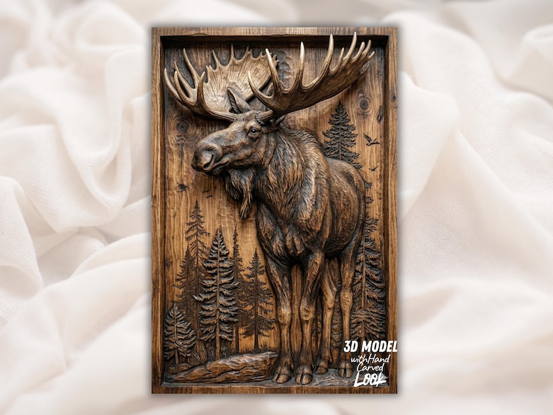 Puede incluir: Una detallada pieza de arte mural de madera modelada en 3D con un alce tallado con grandes astas, sobre un fondo de pinos. La obra de arte est&aacute; enmarcada en un borde de madera rectangular, mostrando una est&eacute;tica r&uacute;stica tallada a mano.