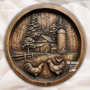 Puede incluir: Una escena de granja redonda de madera tallada en 3D. El relieve representa una granja, un silo, árboles y una valla. Dos gallinas y un gallo están en primer plano. El texto "3D MODEL with Hand Carved Look" es visible.