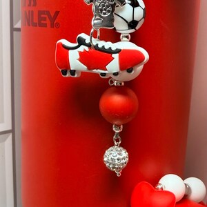 SET* Fotbollsfan-tumblerberlocker med silverdetaljer, rolig färgglad fotbollslagsbling, Country Collection Stanley Hydrojug-nyckelring med hänge bild 10