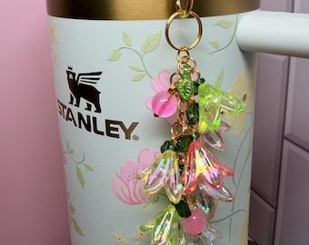 Frühlingsblüten Becher Strohdekoration: Rosa, Gelb, Grüne Blumenperlen, Goldakzente, buntes Sommergeschenk