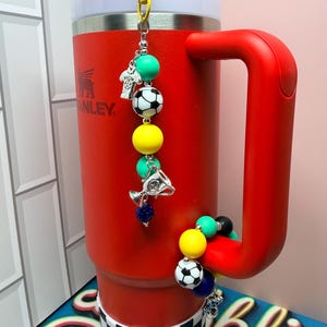 SET* Fotbollsfan-tumblerberlocker med silverdetaljer, rolig färgglad fotbollslagsbling, Country Collection Stanley Hydrojug-nyckelring med hänge Brazil