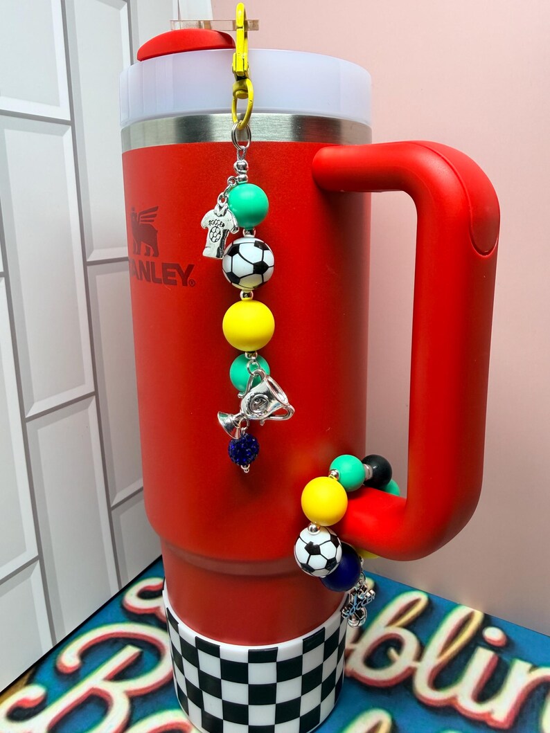 SET* Fotbollsfan-tumblerberlocker med silverdetaljer, rolig färgglad fotbollslagsbling, Country Collection Stanley Hydrojug-nyckelring med hänge Brazil