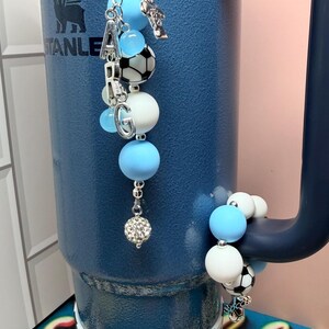 SET* Fotbollsfan-tumblerberlocker med silverdetaljer, rolig färgglad fotbollslagsbling, Country Collection Stanley Hydrojug-nyckelring med hänge Argentina