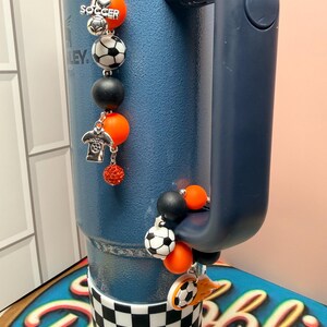 SET* Fotbollsfan-tumblerberlocker med silverdetaljer, rolig färgglad fotbollslagsbling, Country Collection Stanley Hydrojug-nyckelring med hänge bild 12