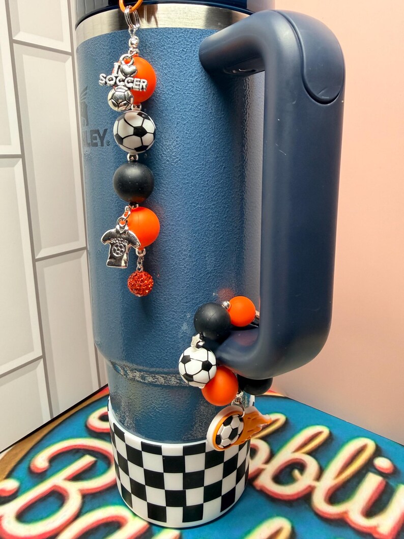 SET* Fotbollsfan-tumblerberlocker med silverdetaljer, rolig färgglad fotbollslagsbling, Country Collection Stanley Hydrojug-nyckelring med hänge bild 12