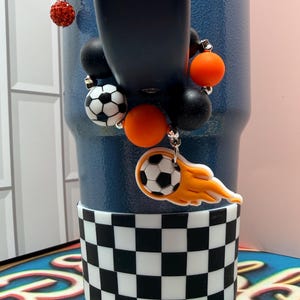 SET* Fotbollsfan-tumblerberlocker med silverdetaljer, rolig färgglad fotbollslagsbling, Country Collection Stanley Hydrojug-nyckelring med hänge bild 13