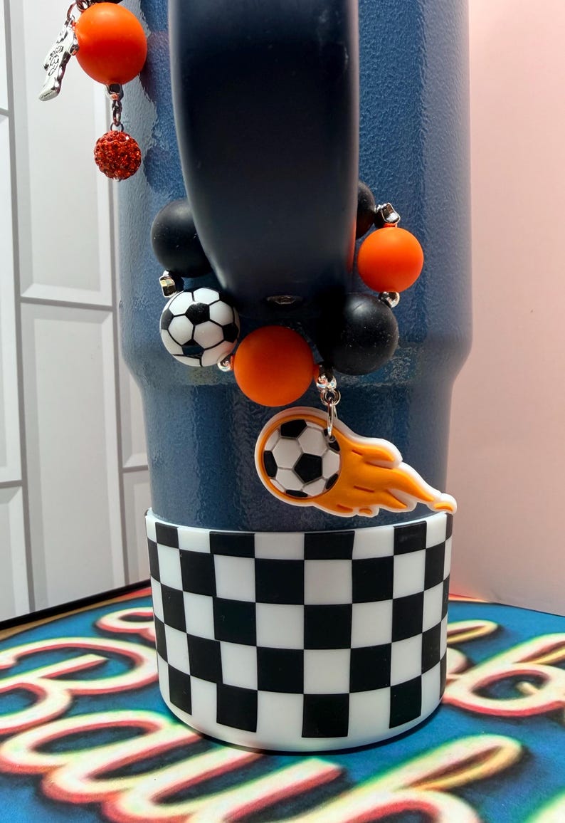 SET* Fotbollsfan-tumblerberlocker med silverdetaljer, rolig färgglad fotbollslagsbling, Country Collection Stanley Hydrojug-nyckelring med hänge bild 13