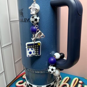 SET* Fotbollsfan-tumblerberlocker med silverdetaljer, rolig färgglad fotbollslagsbling, Country Collection Stanley Hydrojug-nyckelring med hänge France
