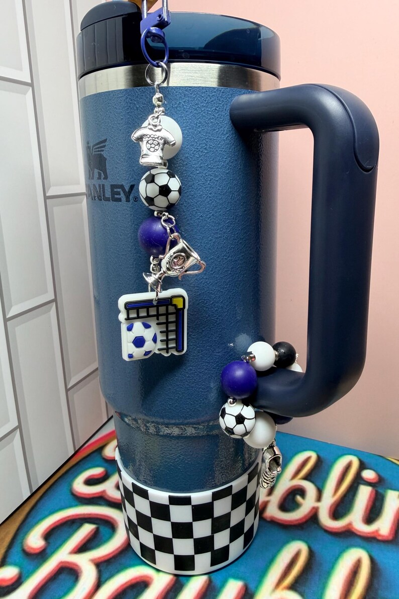 SET* Fotbollsfan-tumblerberlocker med silverdetaljer, rolig färgglad fotbollslagsbling, Country Collection Stanley Hydrojug-nyckelring med hänge France