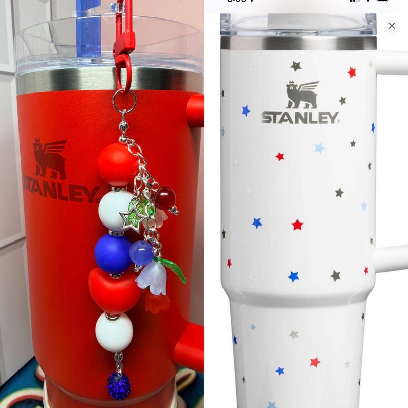 Op de afbeelding: Rode Stanley-beker met een bedel met rode, witte en blauwe kralen en een bloemaccent. De beker heeft het Stanley-logo. Een witte Stanley-mok met een handvat is versierd met rode, blauwe en grijze sterren.