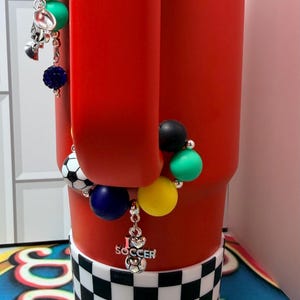 SET* Fotbollsfan-tumblerberlocker med silverdetaljer, rolig färgglad fotbollslagsbling, Country Collection Stanley Hydrojug-nyckelring med hänge bild 8