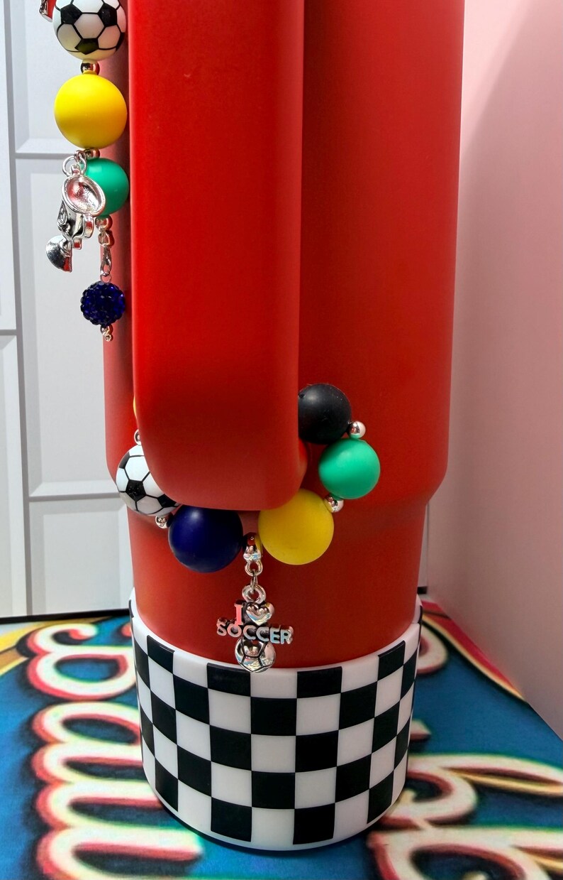 SET* Fotbollsfan-tumblerberlocker med silverdetaljer, rolig färgglad fotbollslagsbling, Country Collection Stanley Hydrojug-nyckelring med hänge bild 8